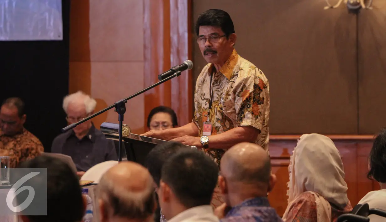 Mantan Komandan Peleton 1 Resimen Para Komando Angkatan Darat (RPKAD) Letnan Jenderal Purnawirawan Sintong Panjaitan memberikan paparan dalam acara Simposium Nasional Membedah Tragedi 1965 di Jakarta, Senin (18/4). (Liputan6.com/Faizal Fanani)