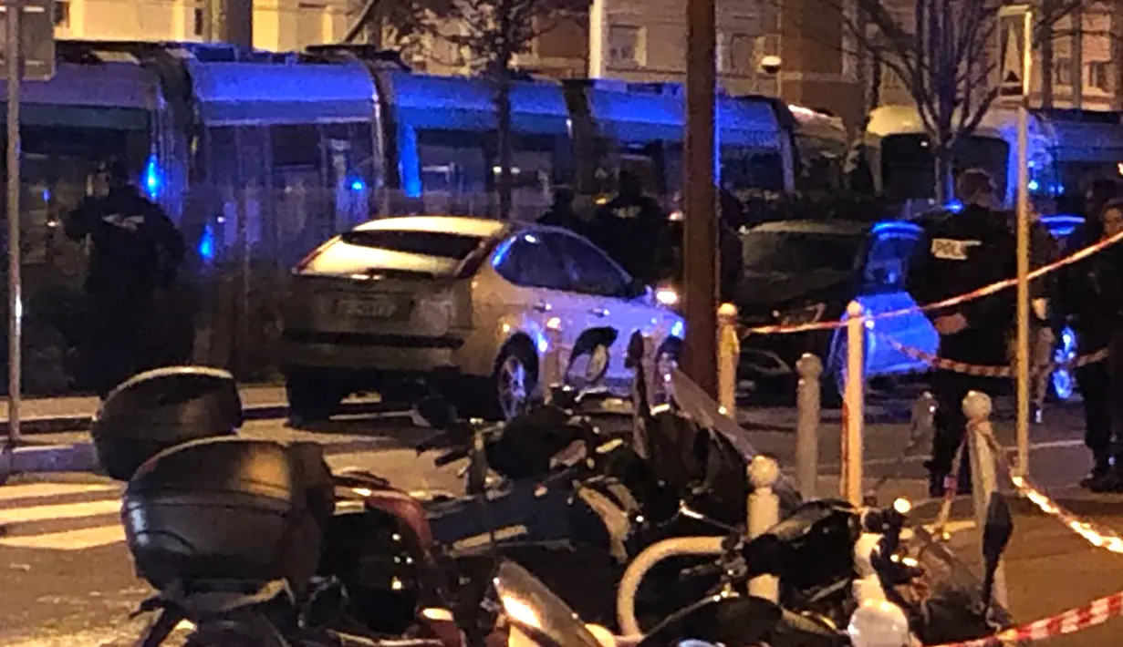 Personel layanan darurat berkumpul di lokasi tabrakan antara dua rangkaian trem di wilayah Issy-les-Moulineaux, Paris, Senin (11/2). Belum diketahui pasti penyebab kecelakaan dengan para penumpang ada di dalamnya tersebut. (Philippe DUPEYRAT / AFP)