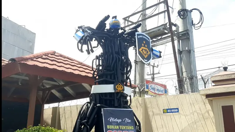 Satuan Lalu Lintas Polres Tasikmalaya mengubah ratusan knalpot brong alias bising hasil sitaan dari kendaraan milik warga, menjadi sebuah karya unik menjadi sebuah robot transformers.