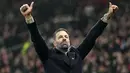 Pelatih interim Manchester United, Ruud van Nistelrooy merayakan kemenangan timnya atas Leicester City dalam laga lanjutan Liga Inggris 2024/2025 di Old Trafford, Manchester, Inggris, Minggu (10/11/2024). (AP Photo/Jon Super)