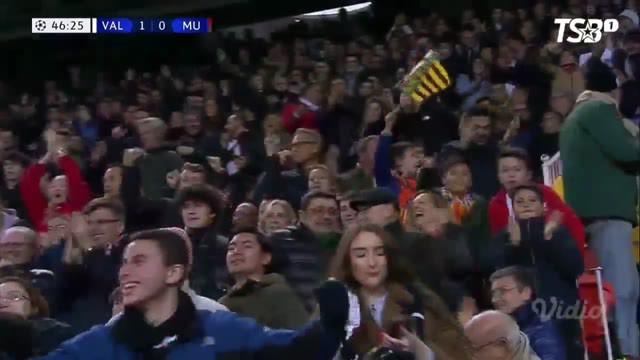 Phil Jones mencetak gol bunuh diri saat Manchester United takluk 1-2 dari Valencia dalam laga pamungkas Grup H Liga Champions, Rabu (12/12/2018)