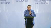 Presiden ke-6 Susilo Bambang Yudhoyono (SBY) menyampaikan pidato pada malam kontemplasi di Puri Cikeas Bogor, Senin (9/9/2019). Pada pidatonya di tengah-tengah bangsa Indonesia yang majemuk ini, menurut SBY, kasih sayang adalah sebuah harga mati. (Liputan6.com/Faizal Fanani)
