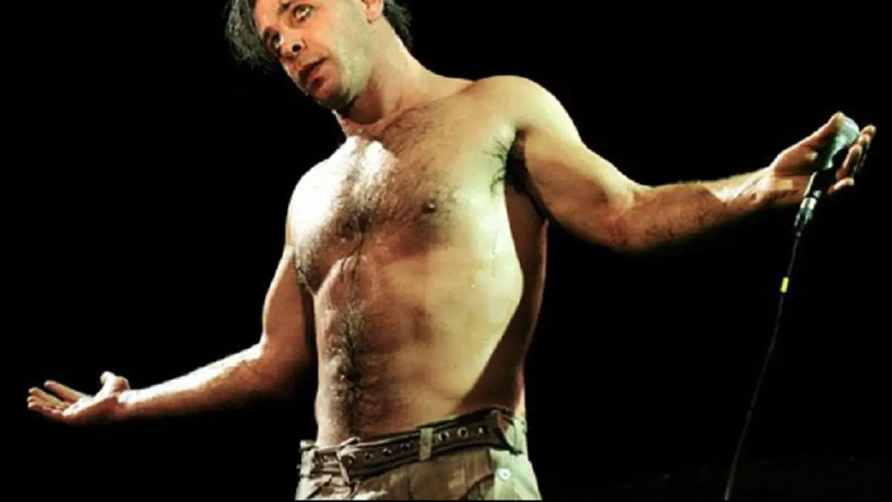 Lucunya Vokalis Rammstein Nyanyikan Derita Rumahtangga