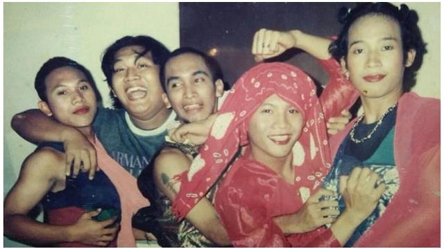 Saat perpisahan SMA, Denny Cagur tampil pementasan operet Jaka Tarub & Nawang Wulan.