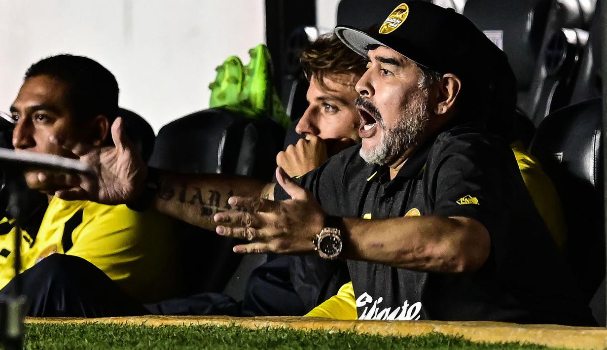 Ekspresi kesal Maradona saat Dorados mengalami kekalahan 1-2 dari Gallos de Queretaro pada September 2018 lalu. ( AFP / Ronaldo Schemidt )