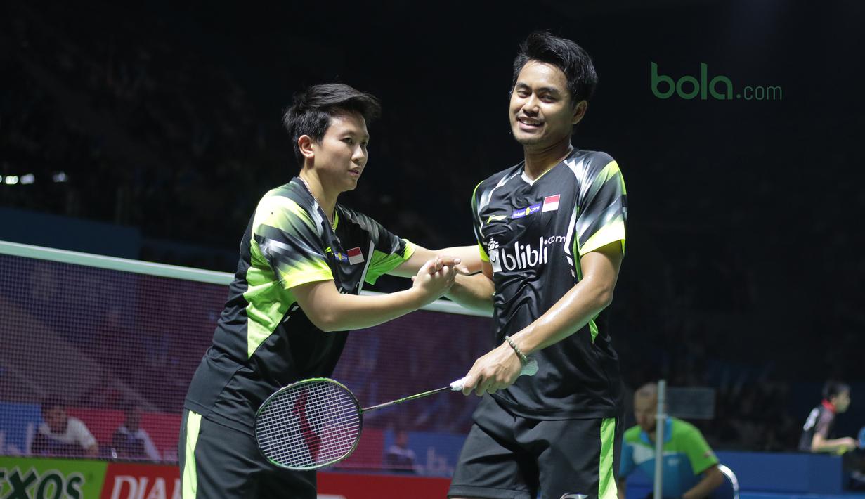 Tontowi Ahmad/Liliyana Natsir merayakan kemenangan atas pasangan Malaysia, Tan Kian/Lai Peng pada babak pertama Indonesia Open 2018 di Istora Senayan, Jakarta, (3/6/2018). Tontowi/Liliyana menang 21-11 21-14.  (Bola.com/Nick Hanoatubun)