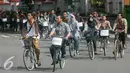 Sejumlah mahasiswa UGM berbusana batik saat pawai sepeda di kawasan Kridosono Yogyakarta, Minggu (2/10). Kegiatan tersebut untuk memperingati Hari Batik Nasional. (Liputan6.com/Boy Harjanto)