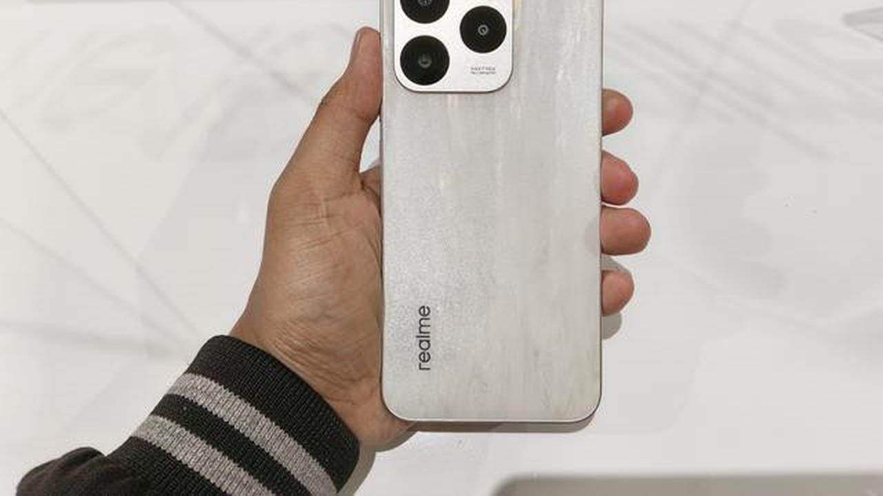 Potret sisi belakang Realme 15T (Liputan6.com/ Arief Ferdian Maulana)