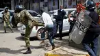 Polisi Kenya menendang seorang demonstran saat aksi protes di Nairobi, Kenya pada 16 Mei 2016. Media di Kenya menyoroti aksi Polisi Kenya yang berlaku kasar pada demonstran. (REUTERS / Goran Tomasevic) 