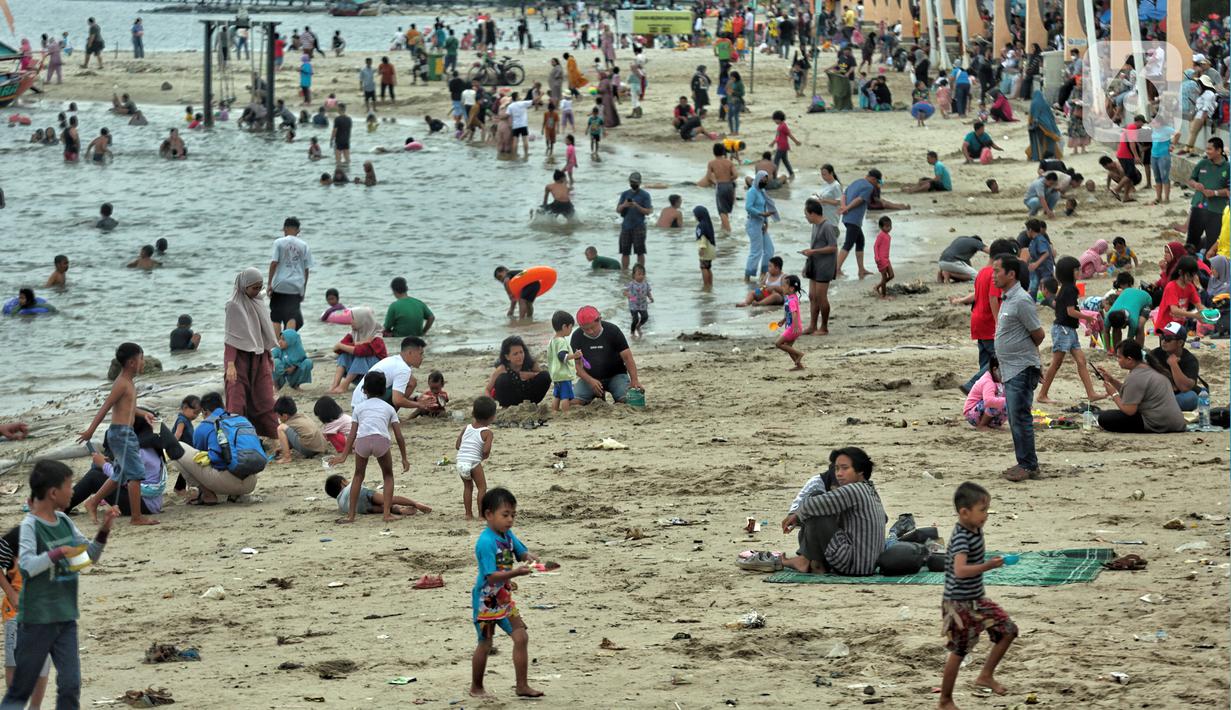Wisatawan memadati Pantai Ancol saat mengisi libur Natal, Jakarta, Minggu (25/12/2022). Kepala Komunikasi PT Pembangunan Jaya Ancol Ariyadi Eko Nugroho mengungkapkan per hari ini jumlah wisatawan di Taman Impian Jaya Ancol tembus 40.000, angka tersebut meningkat dua kali lipat dibanding libur hari biasa maupun Natal tahun 2021. (merdeka.com/Iqbal S. Nugroho)