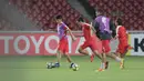 Para pemain JDT menikmati megahnya Stadion Utama GBK, Jakarta, (09/04/2018). JDT akan menguji kekuatan Persija Jakarta pada PIala AFC 2018. (Bola.com/Nick Hanoatubun)