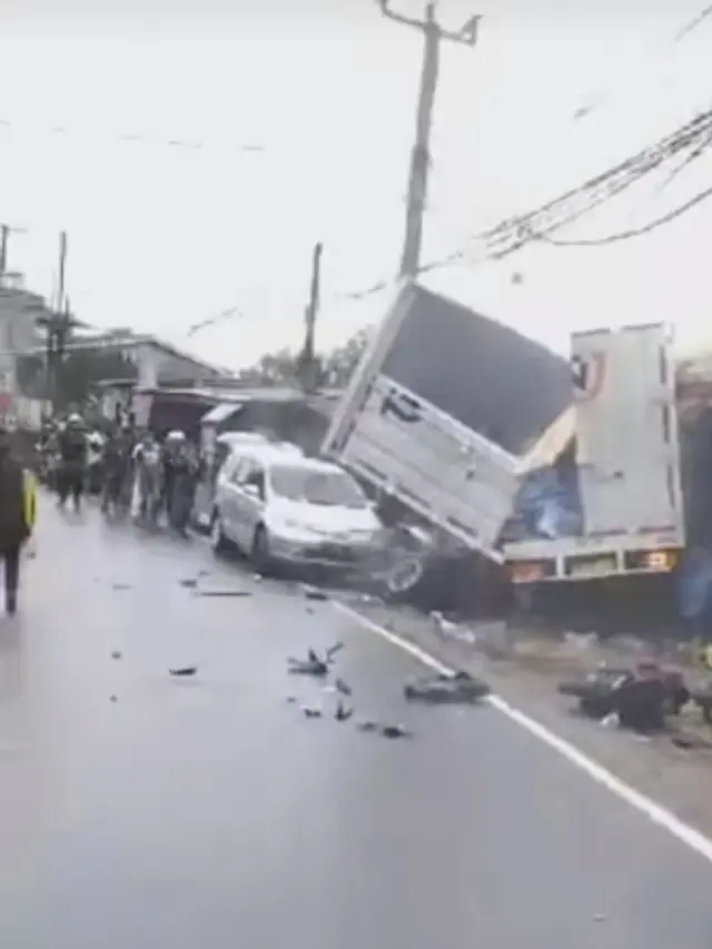 Tabrakan beruntun di jalan Raya Puncak, Kabupaten Bogor