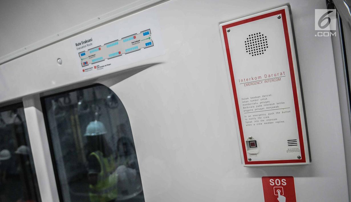 Tombol darurat dalam Moda Raya Terpadu (MRT) dari Stasiun Bundaran HI-Lebak Bulus, Jakarta, Senin (10/12). Gubernur DKI Jakarta Anies Baswedan menjamin kenyamanan MRT. (Liputan6.com/Faizal Fanani)
