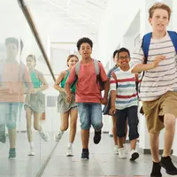 anak-anak pulang sekolah bau keringat. credits: pexels.com/norma