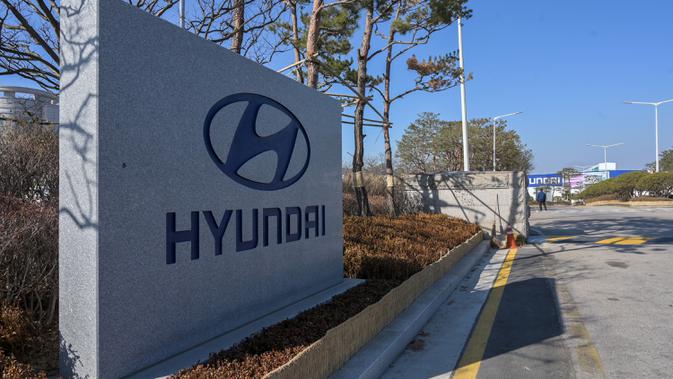 Pemandangan pintu masuk Pabrik Hyundai Motor Asan di Asan, selatan Seoul, Senin (10/2/2020). Pabrikan kendaraan Hyundai Motor terpaksa menghentikan produksinya di Korea Selatan, basis manufaktur terbesarnya, karena kekurangan pasokan suku cadang dari China akibat virus corona. (Yelim LEE/AFP)