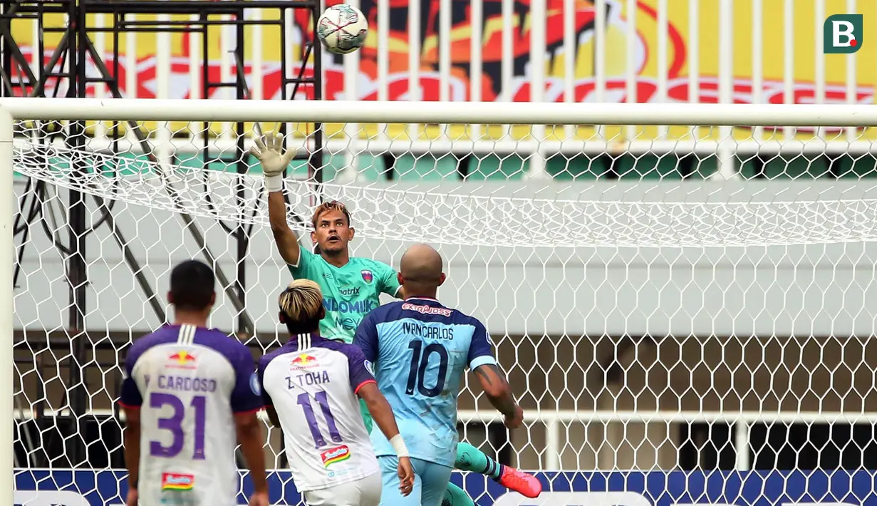 Penjaga gawang Persita Tangerang, Rahmanuddin tampil apik dengan menghalau serangan Persela. (Bola.com/Ikhwan Yanuar)