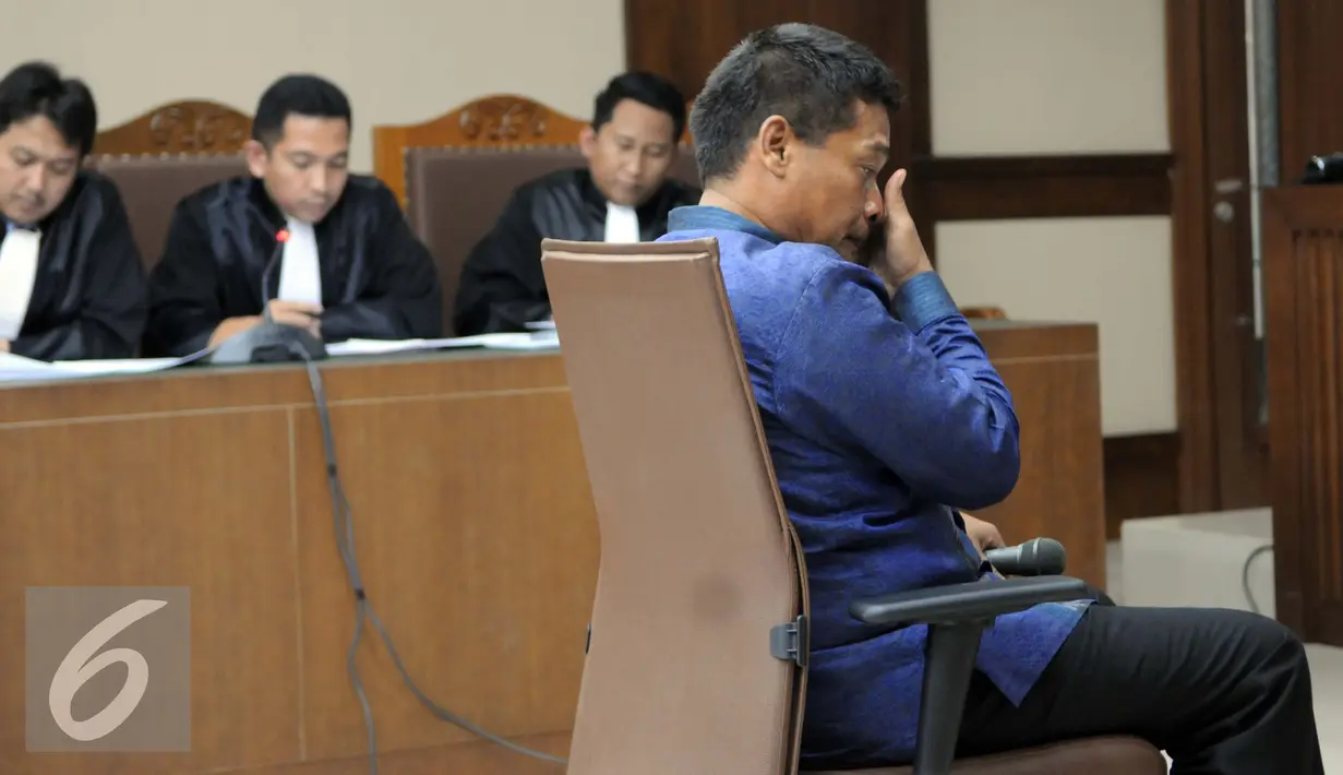 Ekspresi Rohadi saat didakwa menerima suap sebesar Rp 50 juta dalam perkara hukum yang melibatkan pedangdut Saipul Jamil di Pengadilan Tipikor, Jakarta, Senin (5/9). (Liputan6.com/Helmi Afandi)