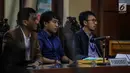 Ketua Wadah Pegawai KPK Yudi Purnomo (kiri) saat mengikuti persidangan gugatan Wadah Pegawai KPK dengan terguguat Pimpinan KPK di Pengadilan Tata Usaha Negara Jakarta, Senin (11/3). Majelis Hakim menolak gugatan ini. (Liputan6.com/Faizal Fanani)