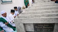 Pasangan bakal calon presiden dan bakal calon wakil presiden (bacapres-bacawapres) Anies Baswedan-Muhaimin Iskandar (AMIN) berziarah ke Makam Pangeran Diponegoro di Kecamatan Wajo, Kota Makassar, Minggu (24/9/2023). (Istimewa)