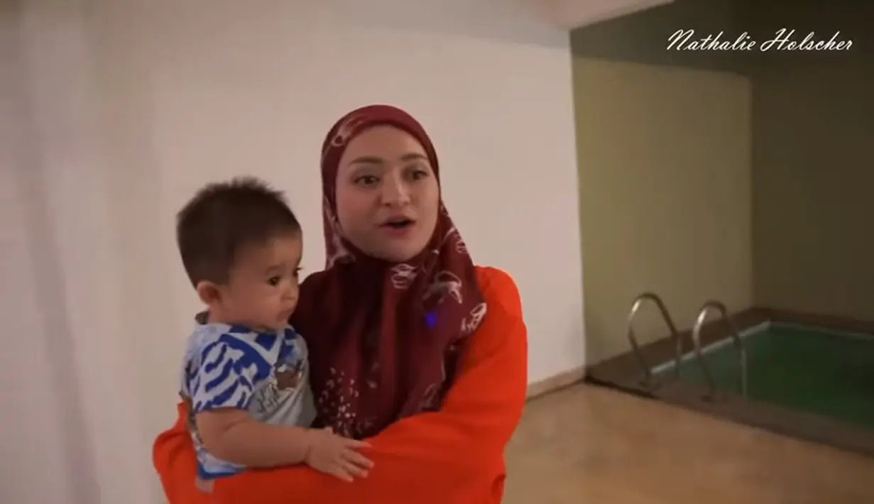 (Youtube/NATHALIE HOLSCHER)