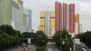 Sejumlah kendaraan melintas di dekat Wisma Atlet Kemayoran, Jakarta, Selasa (11/2/2025). (Liputan6.com/Herman Zakharia)
