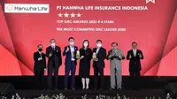 CEO Hanwha Life Insurance Indonesia Namkoong Hoon, CCO Hanwha Life Insurance Indonesia Alexander Febriano, dan Head of Legal &amp; Corporate Secretary Hanwha Life Insurance Indonesia Selvy Junaedi menerima Top GRC Awards 2022 di Hotel Raffles Jakarta pada 6 September 2022.