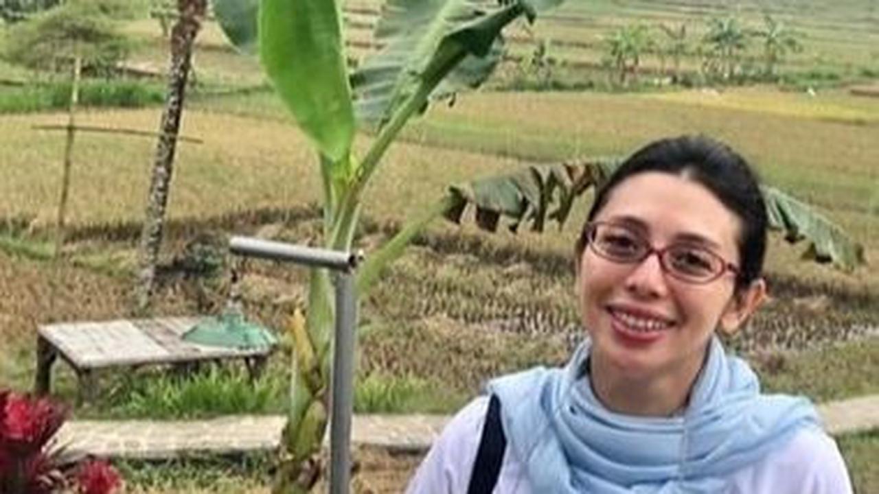 Eno berinteraksi dengan Annisa Trihapsari, mantan kakak iparnya yang pernah menikah dengan Ari Sigit, kakak Eno.