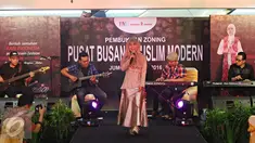 Fatin Shidqia Lubis tampil menghibur pengunjung dalam acara pembukaan Pusat Busana Muslim Modern di kawasan Mangga Dua, Jakarta, Jumat (8/4/2016). (Liputan6.com/Immanuel Antonius) 