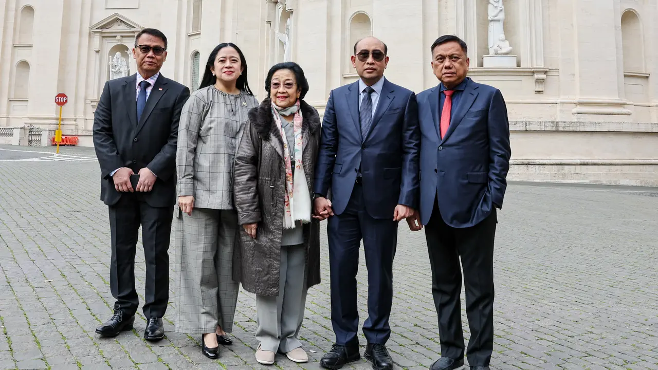 Presiden Kelima RI yang juga Ketua Umum PDI Perjuangan (PDIP) Megawati Soekarnoputri bersama putra dan putrinya, Mohamad Rizki Pratama dan Puan Maharani, serta jajaran DPP PDIP Ahmad Basarah dan Olly Dondokambey di Vatikan.