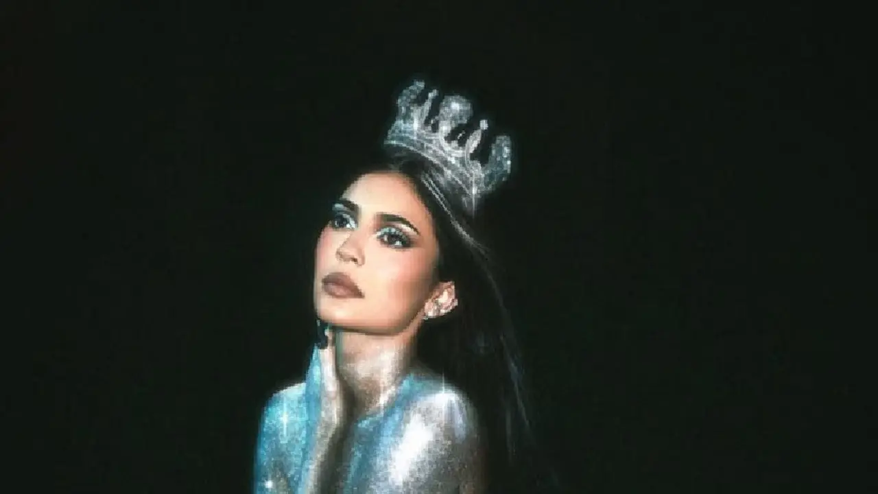 Kylie Jenner Tampil Bermahkota Rancangan Desainer Indonesia, Rayakan Ultah 1 Dekade Brand Kosmetiknya