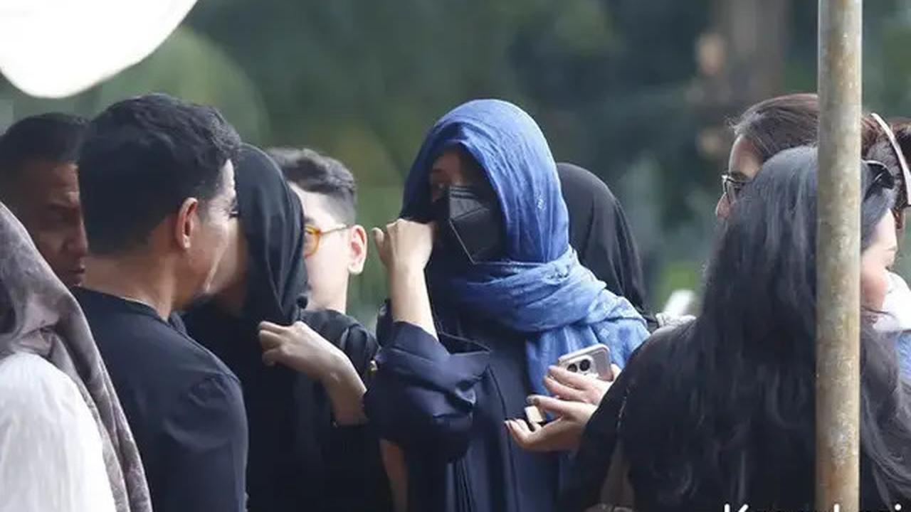 6 Potret Sheila Dara di Pemakaman Vidi Aldiano, Kenakan Pashmina Warna Biru