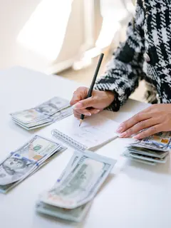 Money scripts adalah pola keyakinan tentang uang yang terbentuk dari pengalaman dan lingkungan, lalu dapat memengaruhi kebiasaan serta keputusan finansial tanpa disadari. (Foto/Dok: Pexels)