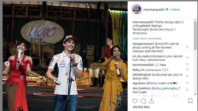 Marc Marquez bersama Kamila Putri (kanan) dan Winda Anova (kiri), di Saung Udjo, Bandung. (doc. Instagram Marc Marquez).