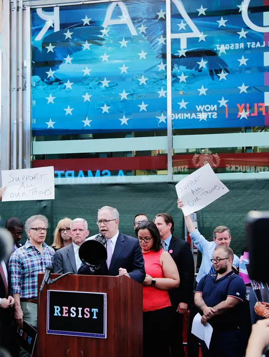 Pengawas Kota New York Scott Stinger mengemukakan pendapatnya saat demonstrasi di Times Square, Rabu (26/7). Kebijakan kontroversial Donald Trump mengejutkan berbagai pihak, yang mana sebelumnya ia bersumpah memperjuangkan kaum LGBT (AP/Frank Franklin II)