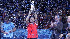 David Ferrer mengangkat trofi juara Erste Bank Open 2015 di Stadthalle Arena, Wina, Austria, Minggu, (25/10/2015) malam WIB. (Bola.com/Reza Khomaini)