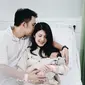 Indra Sinaga dan istri bersama buah hati (Sumber: Instagram/febyriz)