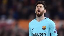 Striker  Barcelona, Lionel Messi, tampak kecewa usai ditaklukkan AS Roma pada laga leg kedua perempat final Liga Champions, di Stadion Olimpico, Selasa (10/4/2018). AS Roma menang 3-0 atas Barcelona. (AFP/Filippo Monteforte)