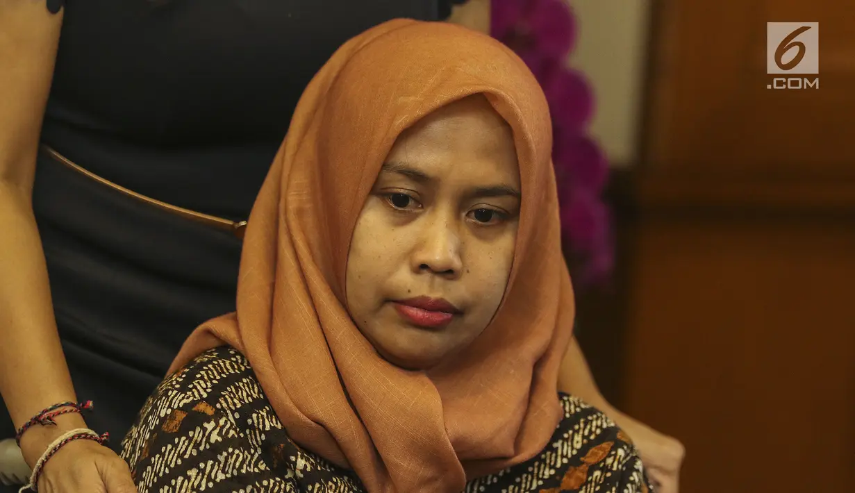 Dokter gigi Romi Syofpa Ismael bersiap menemui Mendagri Tjahjo Kumolo di Kemendagri, Jakarta, Rabu (31/7/2019). Kedatangan drg Romi yang didampingi Rieke ke Kemendagri untuk berkonsultasi dengan Mendagri Tjahjo Kumolo dan Dirjen Otonomi Daerah. (Liputan6.com/Johan Tallo)
