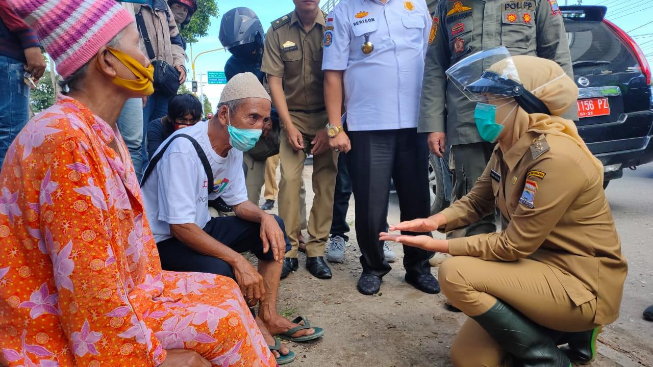 Alasan Warga Palembang Nekat Mengemis Sembako di Pinggir Jalan