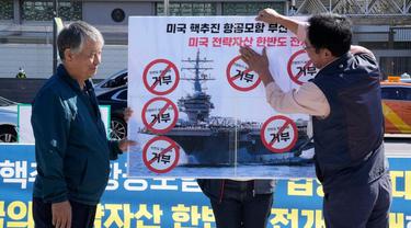 Kapal induk bertenaga nuklir USS Ronald Reagan tiba di pelabuhan Busan, Korea Selatan