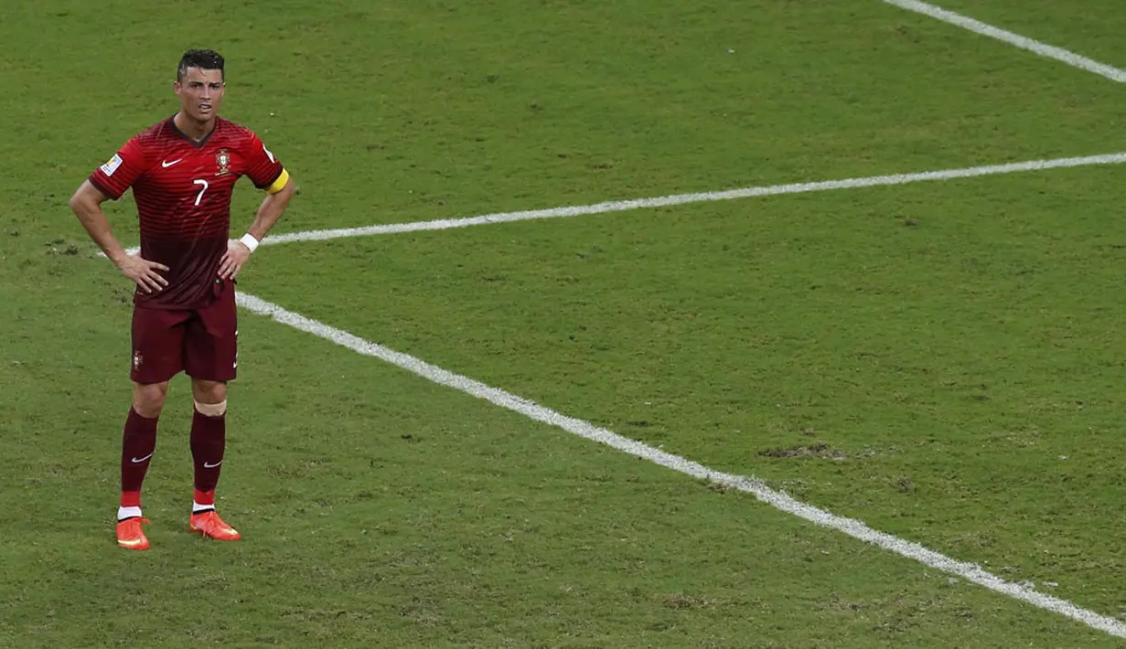 Meski bermain penuh, penyerang Timnas Portugal, Cristiano Ronaldo gagal menyarangkan satu gol pun di laga kedua penyisihan Piala Dunia 2014, Brasil, (23/6/2014). (REUTERS/Andres Stapff)