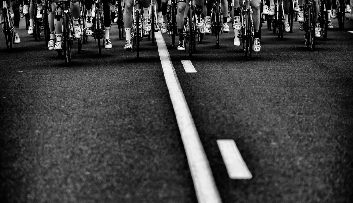 Pebalap memacu sepedanya padaetape ke-4  dengan jarak 237,5 km edisi 103 tahun Tour de France  antara Saumur and Limoges, (5/7/2016). (AFP/Jeff Pachoud)