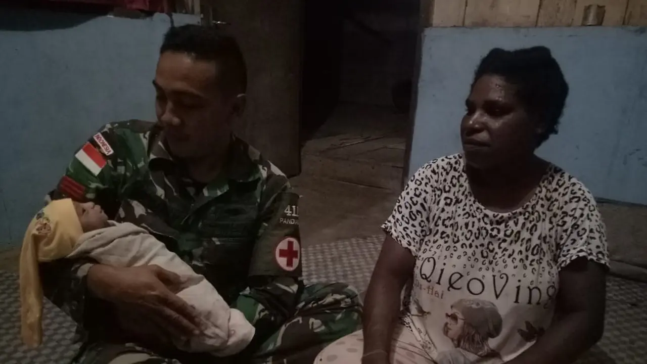 Prajurit TNI bantu persalinan warga Papua