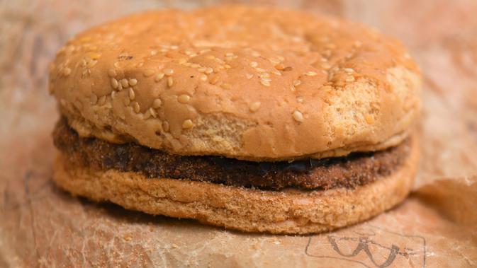 Burger Disimpan Selama 24 Tahun: Gambar di Melbourne pada 7 November 2019 memperlihatkan burger McDonald's yang dibeli pada 1995 dan disimpan di gudang Australia selama bertahun-tahun. Burger Quarter Pounder dengan keju tersebut dimiliki oleh Casey Dean, 39, dan Eduards Nits, 38. (William WEST/AFP)