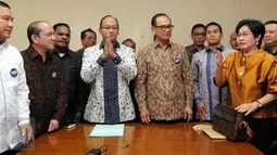 Rosan P Roeslani (keempat kiri) ditemani ketua umum Kadin Indonesia Suryo Bambang Sulisto (ketiga kanan) saat Pendaftaran Rosan P Roeslani sebagai ketum kadin Periode 2015-2020 di Menara Kadin, Jakarta, (16/11/2015). (Liputan6.com/Helmi Afandi) 