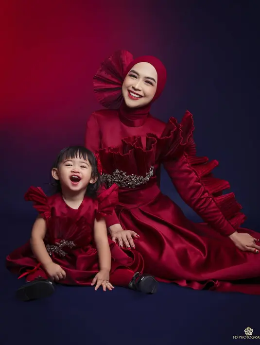 Selain jalani pemotretan sendiri, dalam potretnya ia turut mengajak buah hatinya yang kini semakin besar dan menggemaskan. Putrinya yang benama Moana terlihat bahagia saat jalani pemotretan bareng dengan senyum lebar di wajahnya. (Liputan6.com/IG/@riaricis1795)