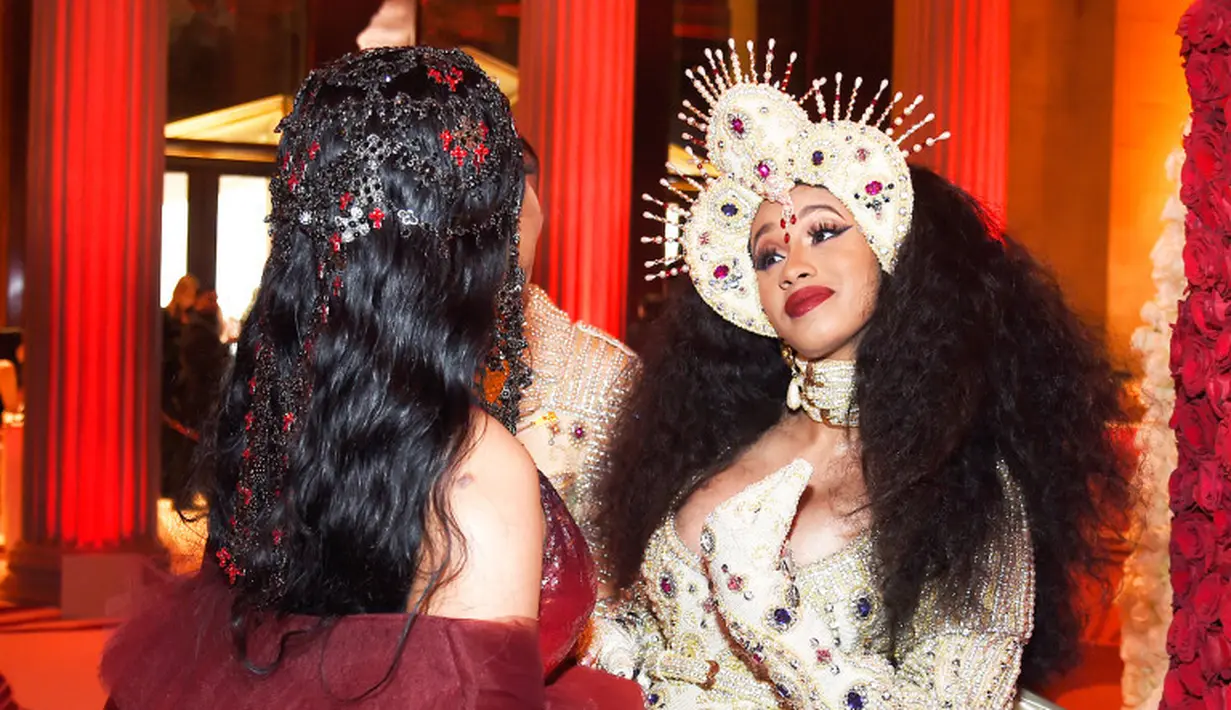 Bahkan Cardi B terlihat tersenyum saat berbincang dan Nicki Minaj. (Kevin Mazur/MG18/Getty Images for The Met Museum/Vogue)