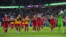 Para pemain Denmark memberikan tepuk tangan kepada para pendukung setelah melawan Tunisia  pada pertandingan grup D Piala Dunia 2022 Qatar di Education City Stadium di Al Rayyan, Qatar, Selasa (22/11/2022). Dengan demikian, kedua tim sama-sama mengumpulkan satu poin di Grup D. (AP Photo/Petr David Josek)