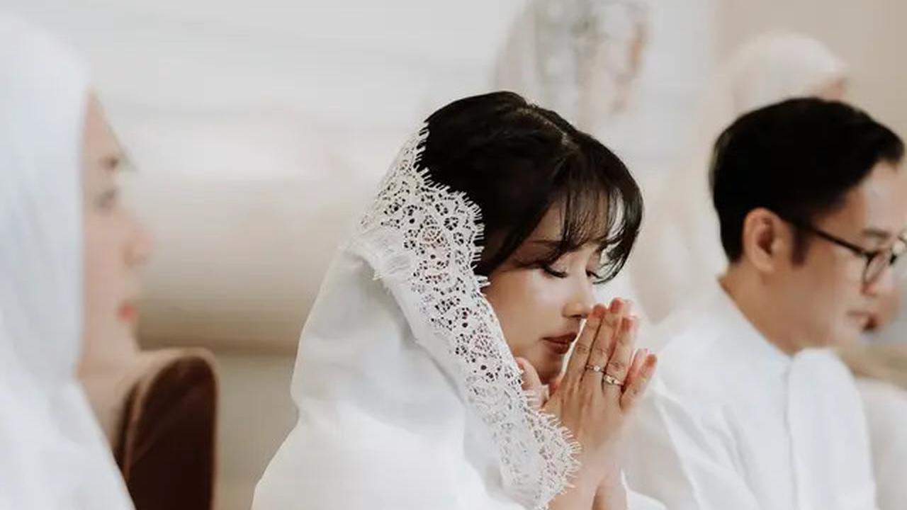 7 Foto Pengajian Jelang Pernikahan Anak Ikke Nurjanah, Kompak Menemani Bareng Aldi Bragi