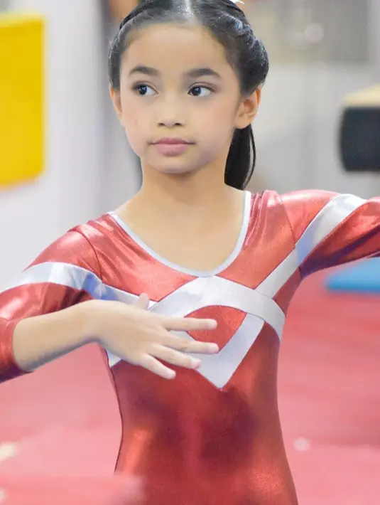 Tidak hanya berparas imut dan cantik sejak kecil, Sidney juga memiliki banyak prestasi. Tak mengikuti karir ibunda, tapi tertarik olahraga gymnastik. [Instagram/cuttaryofficial]